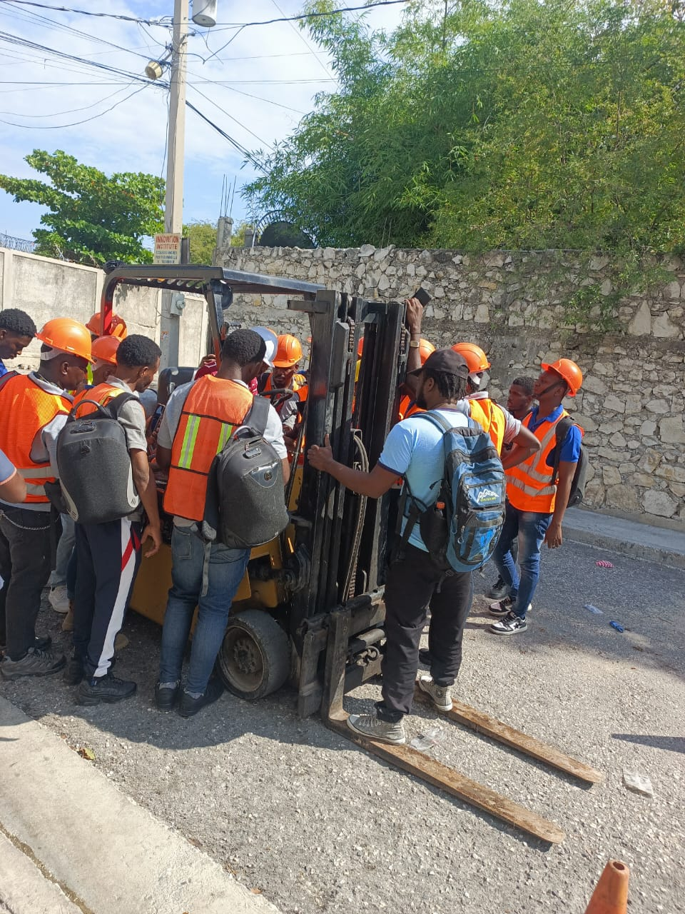 Elèv CFDD'H yo pandan yon fòmasyon pratik ak yon charyo elevatè